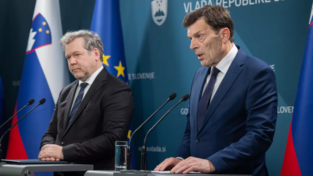 Ljubljana, vlada.Izjava za medije po redni tedenski seji vlade na kateri sta sodelovala drzavni sekretar Dan Juvan, minister za izobrazevanje Vinko Logaj in minister za visoko solstvo Igor Papic.