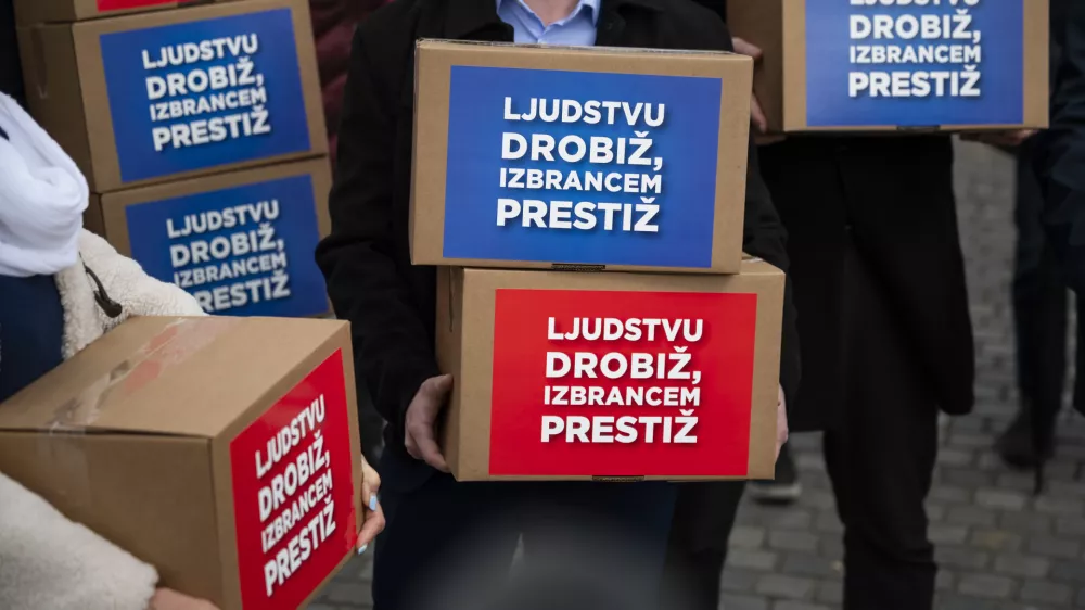 Ljubljana.Izjava za medije stranke SDS ob vlozitvi podpisov za referendum o dodatku k pokojnini za izjemne dosezke umetnikov.
