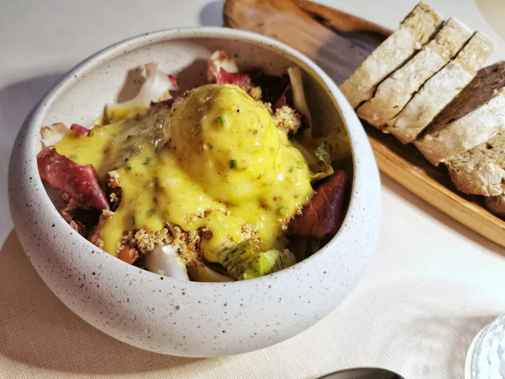 Gori&scaron;ka vrtnica s fižolom, jajcem, drobtinami svinjske masti in majoneznim prelivom, Ronchi Ro