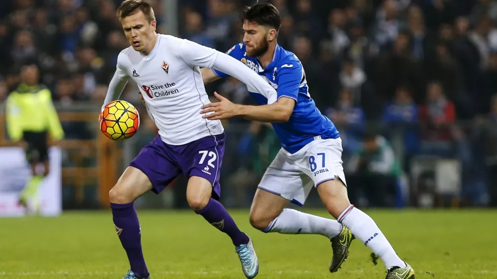 Fiorentina's Josip Ilicic (L) and Sampdoria's Ervin Zukanovic fight for the ball during their Serie A soccer match at the Luigi Ferraris stadium in Genoa, Italy, November 8, 2015. REUTERS/Giampiero Sposito