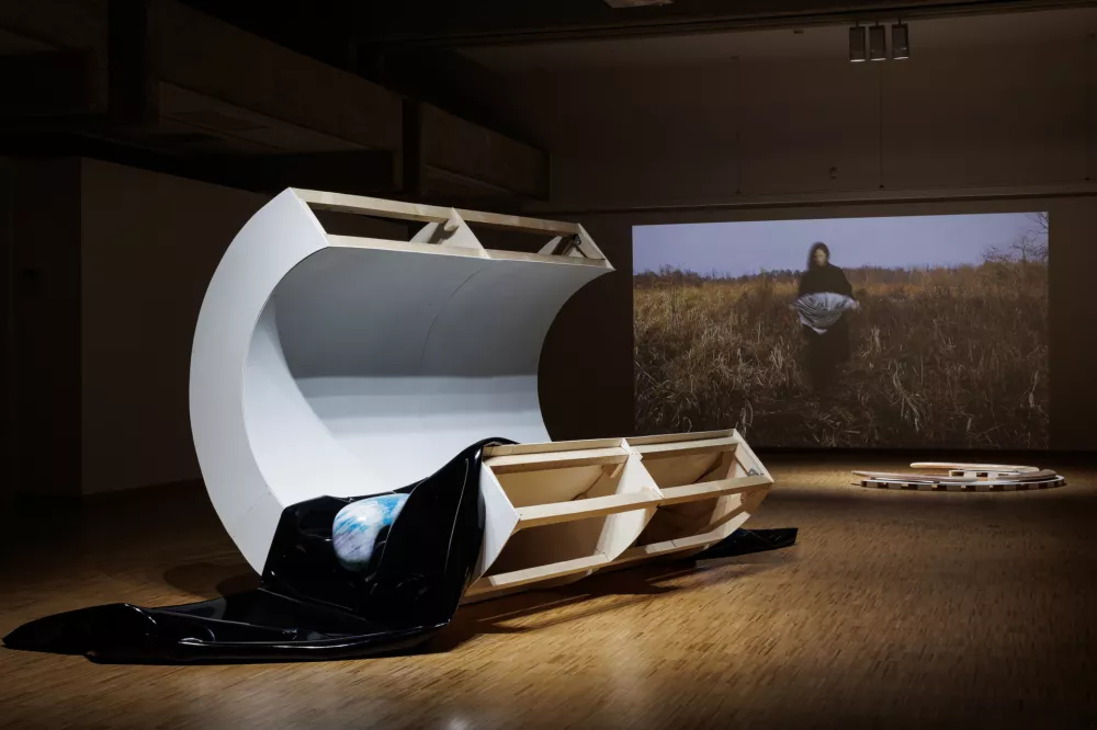 Tejka Pezdirc: Čakalnica, prostorska instalacija, marmor, lesena konstrukcija, akril, pena, video Proti sebi, 2023 F Matjaž Ru&scaron;t