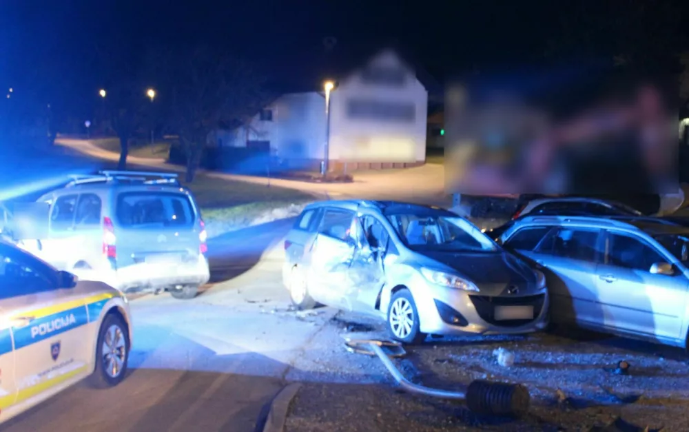 Prehiter voznik je bežal pred policijo, ustavil se je &scaron;ele po trku v prometni znak in dva parkirana avtomobila. 