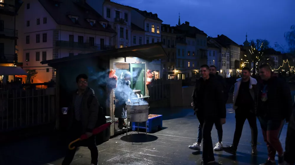 KostanjPeka kostanja- 01.12.2023 &ndash; Veseli December v Ljubljani 2023 - prižig prazničnih luči v sredi&scaron;ču prestolnice - svetlobna okrasitev mesta - začetek prazničnega decembrskega sejma na ljubljanskih ulicah - novoletno okra&scaron;ena Ljubljana - //FOTO: Nik Erik Neubauer