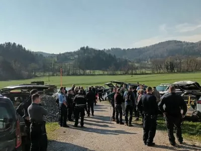 Pogre&scaron;anega pohodnika so na Grmadi iskali policisti, gasilci in vodniki re&scaron;evalnih psov. 