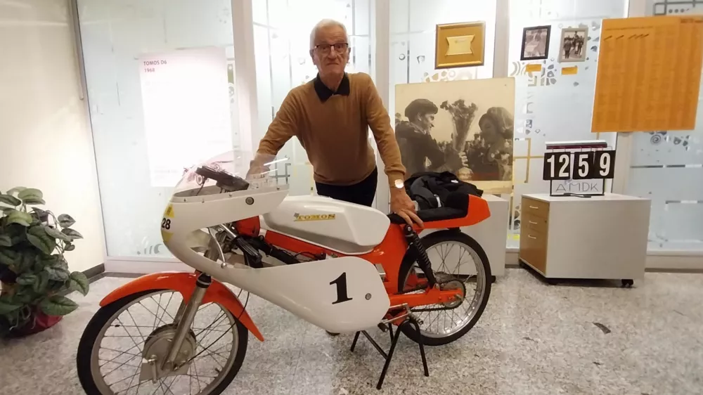 Gostujočo razstavo in Janka &Scaron;tefeta vedno spremlja tudi njegov Tomosov motor. Foto: Vesna Levičnik