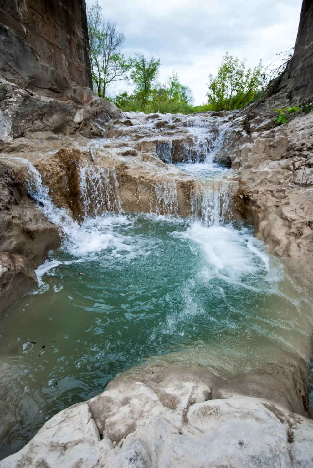 Reka Mirna na poti ustvari čudovite brzice in manj&scaron;e slapove. Foto: iStock