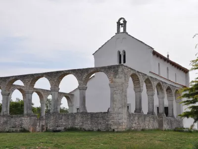 Cerkev svete Fo&scaron;ke velja za eno izmed najpomembnej&scaron;ih romarskih sredi&scaron;č Istre. Foto: Wikipedia