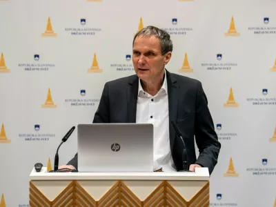 Marijan Papež, generalni direktor ZPIZ: &raquo;Za tiste, ki se jim bo pokojnina odmerila od najnižje osnove &ndash; tak&scaron;nih je trenutno kar 35 odstotkov &ndash; podalj&scaron;anje referenčnega obdobja za izračun pokojnine ne bo imelo negativnega vpliva, ampak bo glede na postopno povečanje odmernega odstotka samo pozitivno.&laquo;