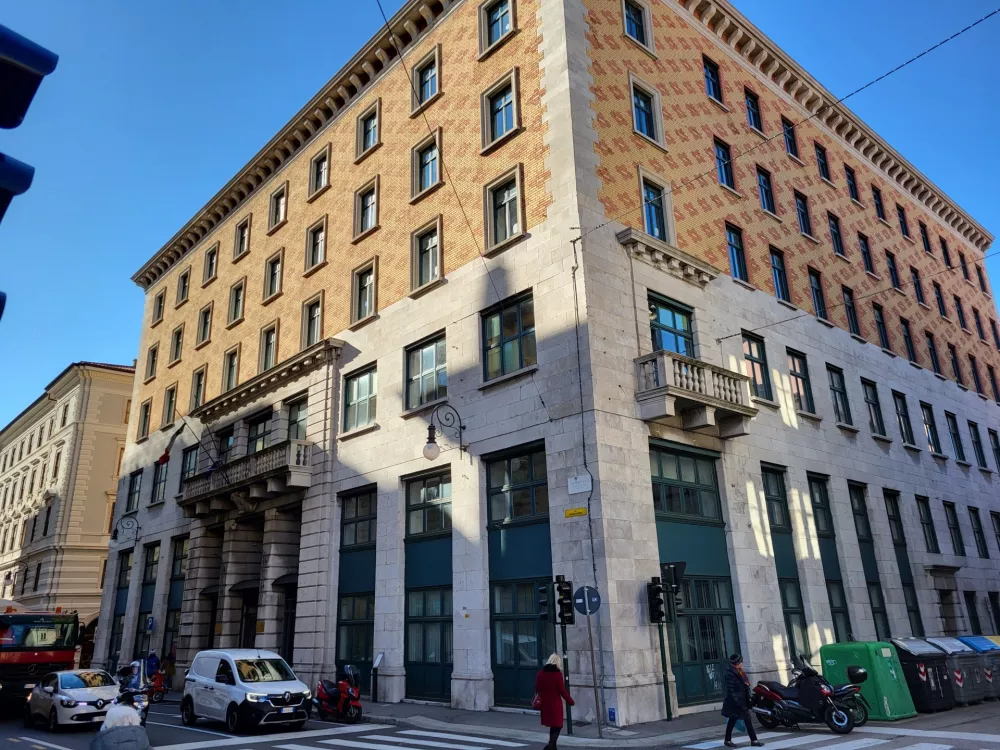 Slovenski Narodni dom v Trstu je bil zgrajen leta 1904 in je predstavljal osrednjo kulturno ustanovo trža&scaron;kih Slovencev. 13. julija 1920 so ga fa&scaron;isti napadli in požgali. Ob 100. obletnici požiga pa so ob prisotnosti predsednikov obeh držav podpisali dokument o prenosu lastni&scaron;tva Narodnega doma v roke slovenske manj&scaron;ine. / Foto: Katja Gle&scaron;čič 