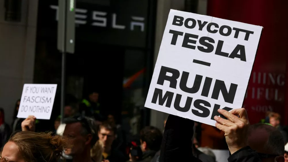 People take part in a protest outside a Tesla showroom at Mall of Berlin under the slogan "#TeslaTakedown" against Tesla and its CEO Elon Musk and against what organisers say is the destruction of democracy and the climate by the rich, in Berlin, Germany, April 5, 2025. REUTERS/Christian Mang