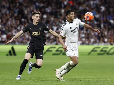 Soccer Football - LaLiga - Real Madrid v Valencia - Santiago Bernabeu, Madrid, Spain - April 5, 2025 Real Madrid's Jude Bellingham in action with Valencia's Pepelu REUTERS/Juan Medina