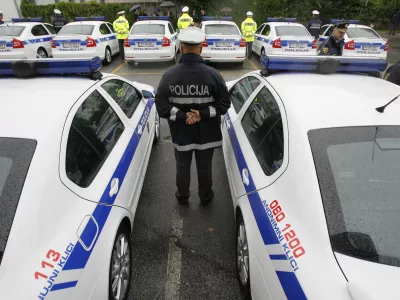 Obtoženi nevarne vožnje je po navedbah tožilstva trčil v dva avtomobila, tudi v policijskega. Foto: Luka Cjuha&nbsp;