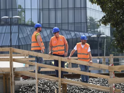 Od leta 2008, ko je zna&scaron;al 13,9 evra, se je do lanskega leta, ko je zna&scaron;al 27,1 evra, stro&scaron;ek dela na uro v Sloveniji skoraj podvojil. Fotografija je simbolična. Foto: Nik Erik Neubauer&nbsp;