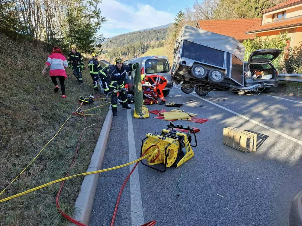 Lani je v 65 smrtnih prometnih nesrečah umrlo 68 ljudi. Sredi decembra je v trčenju v naselju Stranice umrl 72-letni voznik tovornega vozila, njegova sopotnica pa je bila hudo po&scaron;kodovana. Foto: PGD Zreče&nbsp;