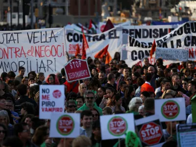 People take part in a protest to demand lower housing rental prices and better living conditions, in Barcelona, Spain, April 5, 2025. REUTERS/Nacho Doce