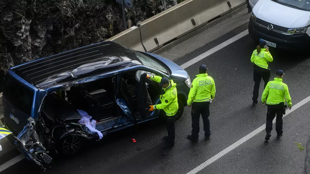 - 13.05.2023 - Prometna nesreča na nevarnem odseku dolenjske avtoceste pri izvozu Vi&scaron;nja Gora v smeri proti Novemu mestu. // FOTO: Nik Erik Neubauer