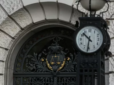 - 14.02.2019 - simbolična fotografija - ura - Vrhovno sodi&scaron;če RS - pravosodje - pravo - pravičnost - pravica - pravni sistem - tožilstvo - sodna oblast - sodi&scaron;ča -//FOTO: Luka Cjuha.