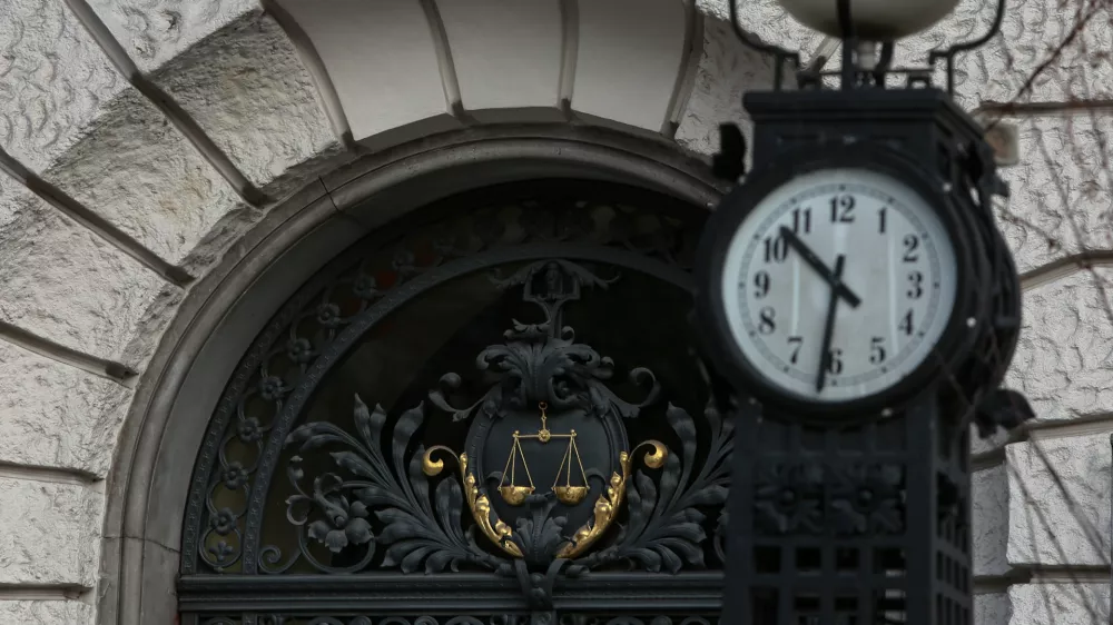 - 14.02.2019 - simbolična fotografija - ura - Vrhovno sodi&scaron;če RS - pravosodje - pravo - pravičnost - pravica - pravni sistem - tožilstvo - sodna oblast - sodi&scaron;ča -//FOTO: Luka Cjuha.