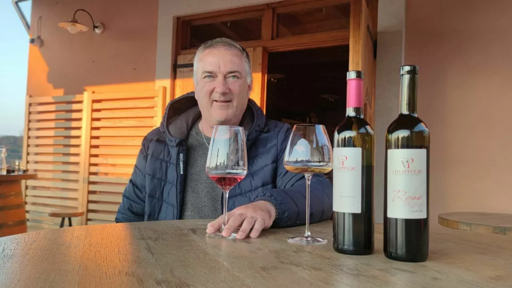 Rino Prelac: Zelo smo osredotočeni na to, da čim več sestavin za kuhinjo prihaja iz domačega okolja. In to ni neka brezvezna reklama, ali nekaj o čemer je danes moderno govoriti, ampak realna slika. F Iztok Klemenčič