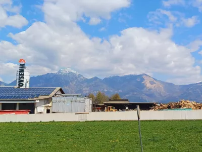 Družina Ovsenik se na obrobju Kranja s predelavo lesne biomase ukvarja že od leta 1976. Foto: Tina Jereb