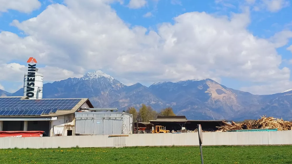 Družina Ovsenik se na obrobju Kranja s predelavo lesne biomase ukvarja že od leta 1976. Foto: Tina Jereb