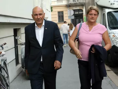 predsednik SDS Janez Jan&scaron;a in vodja poslanske skupine SDS Jelka Godec- 29.08.2022 - Drugi posvet predsednika vlade dr. Roberta Goloba s predstavniki političnih strank in energetskih podjetij ter z ekonomskimi strokovnjaki o spopadanju z aktualnimi izzivi //FOTO: Tomaž Skale