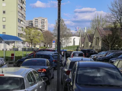 Na Brodarjevem trgu na Fužinah so avtomobili pogosto parkirani tako, da je otežen dostop do intervencijske poti. Foto: Jaka Gasar