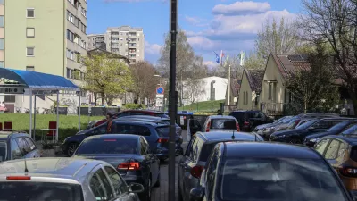 Na Brodarjevem trgu na Fužinah so avtomobili pogosto parkirani tako, da je otežen dostop do intervencijske poti. Foto: Jaka Gasar