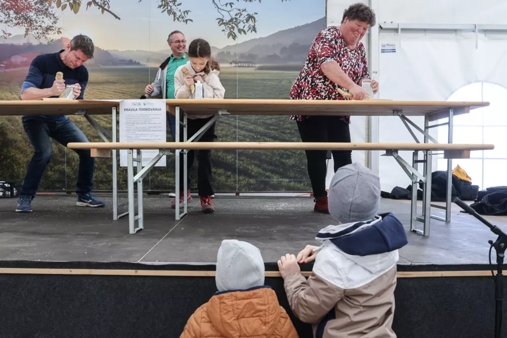 Zdravko Bogataj in Maja Radič (desno) sta se med ribanjem odlično zabavala &ndash; oba brez solz. Foto;: Jaka Gasar