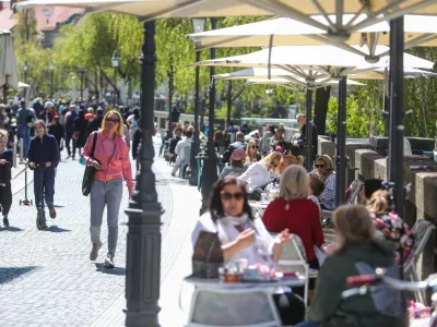 - 24.04.2021 &ndash; Epidemija koronavirus covid-19 v Sloveniji - zaradi izbolj&scaron;anja epidemiolo&scaron;kih razmer so se v osmih regijah ponovno odprle gostinske terase in vrtovi &ndash; //FOTO: Bojan Velikonja