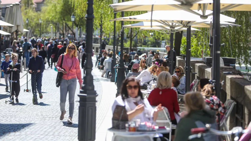 - 24.04.2021 &ndash; Epidemija koronavirus covid-19 v Sloveniji - zaradi izbolj&scaron;anja epidemiolo&scaron;kih razmer so se v osmih regijah ponovno odprle gostinske terase in vrtovi &ndash; //FOTO: Bojan Velikonja