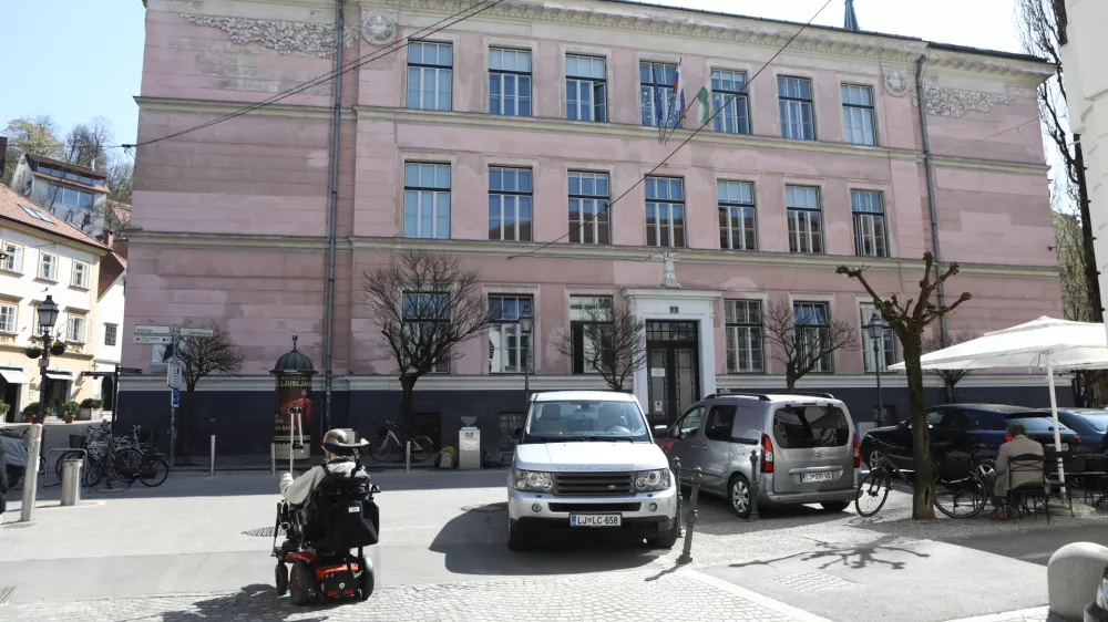 Ravnatelji osnovnih &scaron;ol z nižjim izobrazbenim standardom že vrsto let pristojne opozarjajo na prostorsko stisko, vendar so le redko sli&scaron;ani. Foto: Luka Cjuha