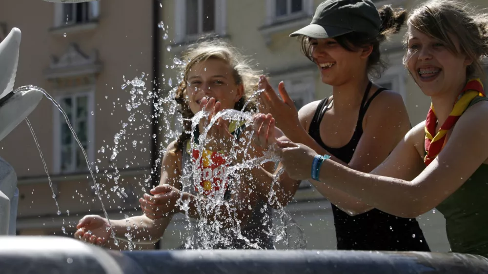Poletje v Ljubljani, vročina, senca, namakanje v vodnjakih - voda. // Foto Luka Cjuha
