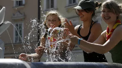 Poletje v Ljubljani, vročina, senca, namakanje v vodnjakih - voda. // Foto Luka Cjuha