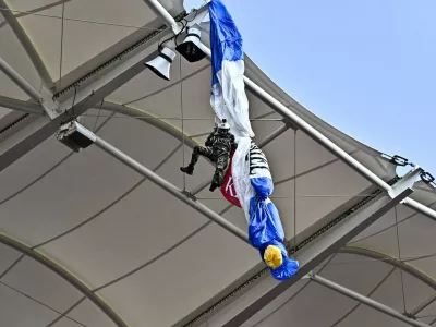 Un parachutiste du 3&egrave;me RIMA reste accroch&eacute; au toit du Stadium de Toulouse avant d'&ecirc;tre secouru par les pompiers avant la 8&egrave;me de Finale de la Champions Cup de rugby entre Toulouse et Sale le 6 avril 2025. A parachutist from the 3rd RIMA remains clinging to the roof of the Toulouse Stadium before being rescued by firefighters before the Rugby Champions Cup Round of 16 match between Toulouse and Sale on April 6, 2025.,Image: 984545017, License: Rights-managed, Restrictions:, Model Release: noFoto: Profimedia