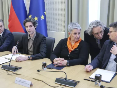 Lidija Jerkič, Luka Mesec, Robert Golob, Branimir &Scaron;trukelj, Jakob Počivav&scaron;ek- 02.04.2025 - podpis dogovora socialnih partnerjev o noveli zakona o pokojninskem in invalidskem zavarovanju, na katerem bodo predstavili usklajene spremembe sistema pokojninskega in invalidskega zavarovanja//FOTO: Jaka Gasar