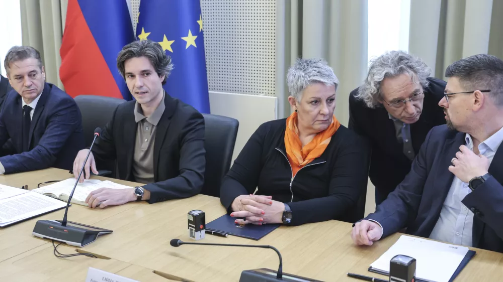 Lidija Jerkič, Luka Mesec, Robert Golob, Branimir &Scaron;trukelj, Jakob Počivav&scaron;ek- 02.04.2025 - podpis dogovora socialnih partnerjev o noveli zakona o pokojninskem in invalidskem zavarovanju, na katerem bodo predstavili usklajene spremembe sistema pokojninskega in invalidskega zavarovanja//FOTO: Jaka Gasar