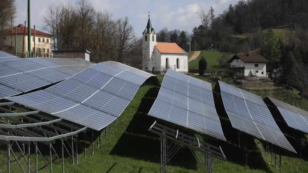 3.4.2025 - Sončna elektrarna - Svibno - vas Počakovo - sončna elektrarna na kmetijskem zemlji&scaron;čuFoto: Luka Cjuha