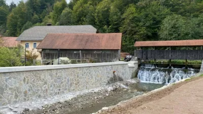 Nadvi&scaron;an in obložen zid nad mostom z obnovljenim prelivom. Polhov Gradec / Foto: Gradascica.si
