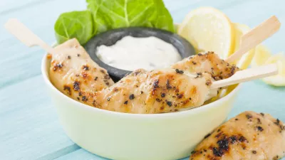 Chicken Satay - Char-grilled spicy mini chicken fillet skewers served with lemon and aioli dip inside a bowl. / Foto: Paul_brighton