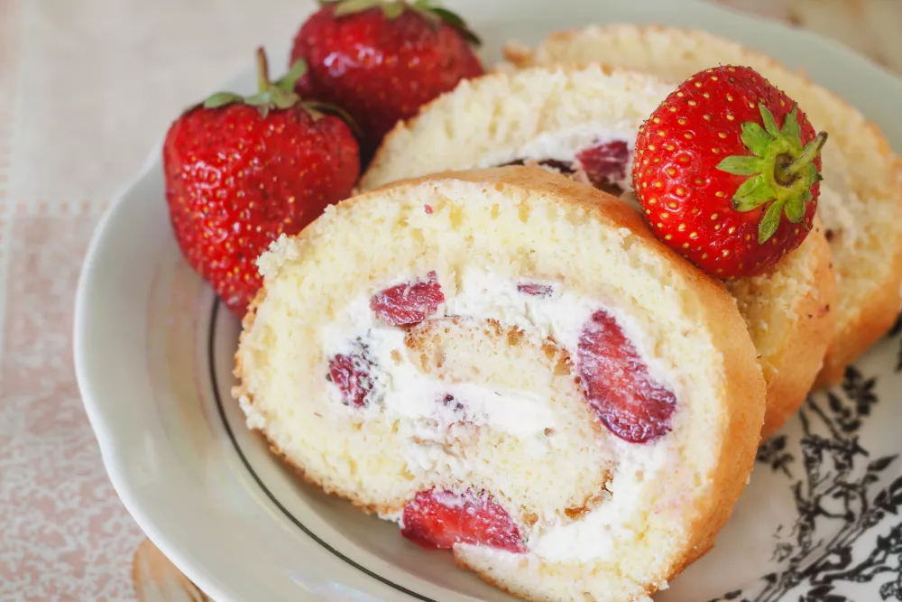 Sponge roulades with cream and fresh strawberries, close-up. / Foto: ~usergi15633745