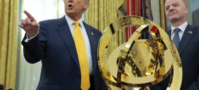 Ameriški predsednik Donald Trump in predsednik FIFA Gianni Infantino ob predstavitvi pokala za zmagovalca klubskega svetovnega prvenstva. / Foto: Getty Images