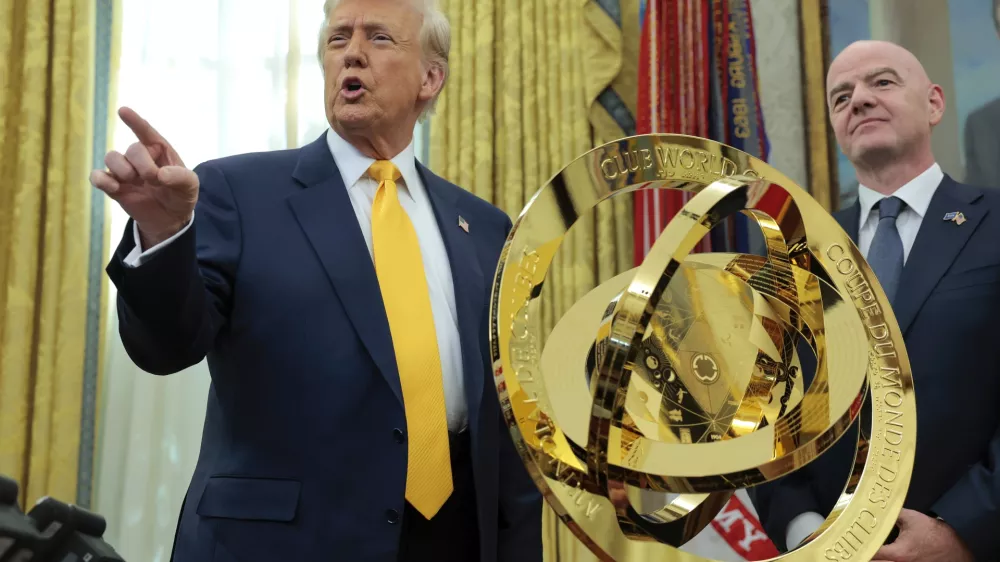 Ameri&scaron;ki predsednik Donald Trump in predsednik FIFA Gianni Infantino ob predstavitvi pokala za zmagovalca klubskega svetovnega prvenstva. / Foto: Getty Images