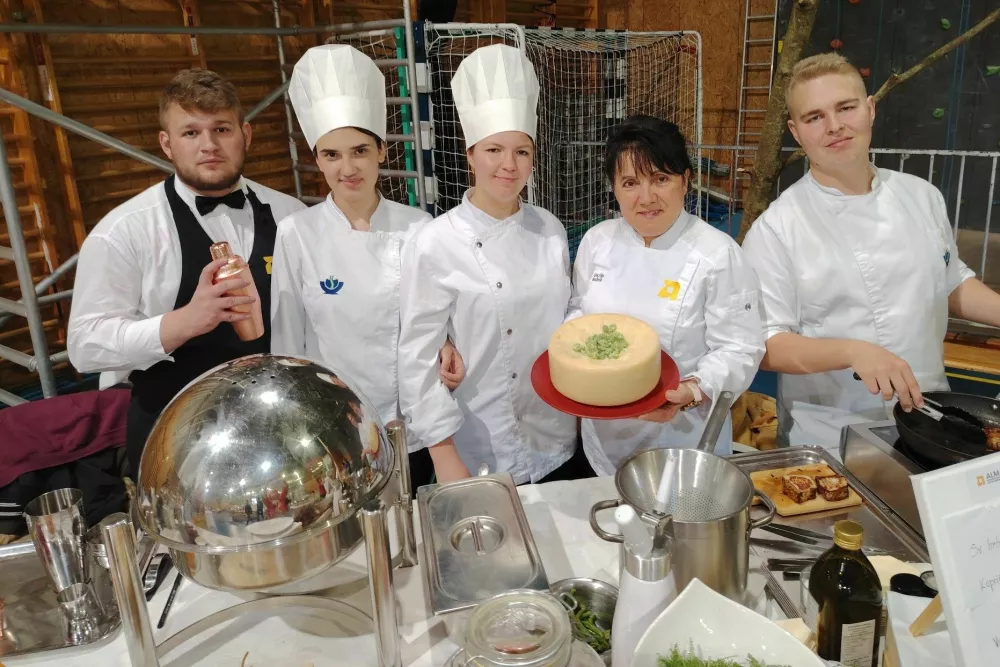 Dijaki SIC Alme M. Karlin Celje z učiteljico kuhanja Cecilijo Božnik / Foto:&nbsp;Mojca Marot