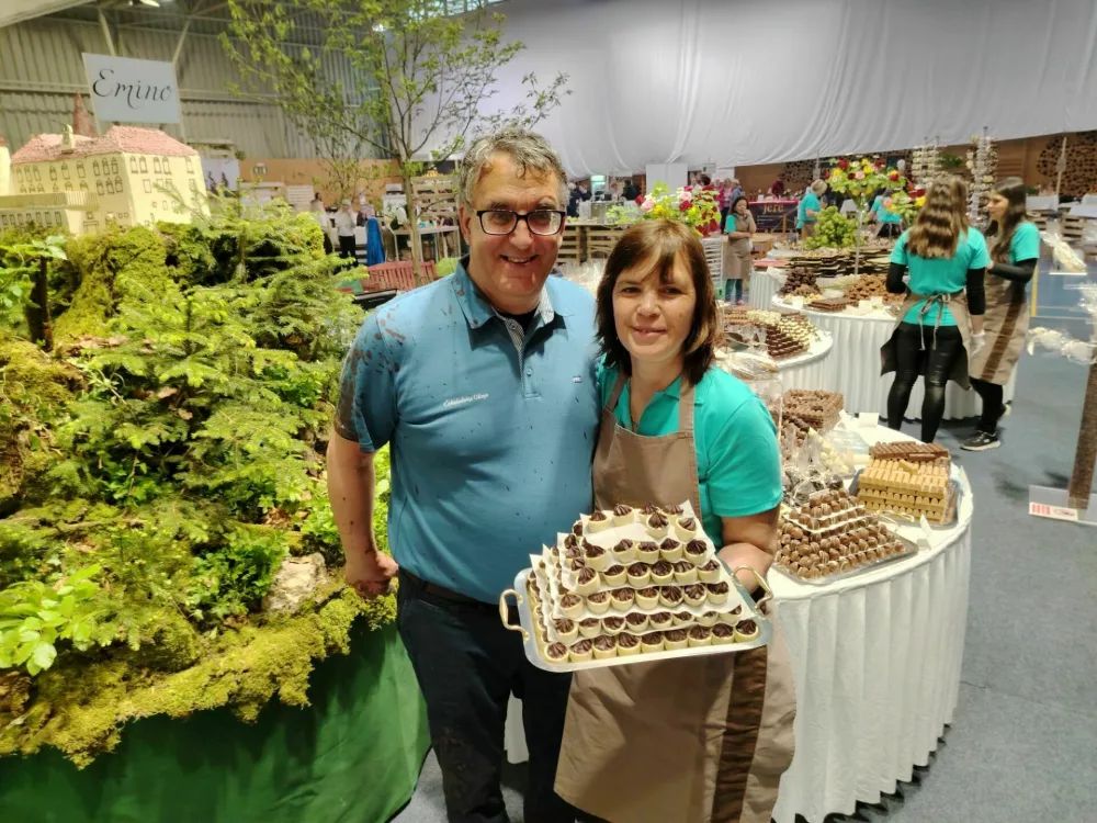 Urban in Mateja Videtič iz čokoladnice Olimje sta iz čokolade naredila grad Podčetrtek in poskrbela za vinsko-čokoladno fontano.&nbsp;/ Foto:&nbsp;Mojca Marot