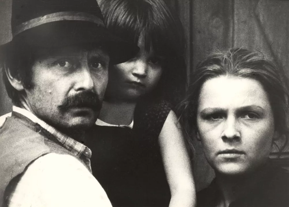 Med strahom in dolžnostjo: Boris Juh in Marjeta Gregorač. / Foto: Zbirka Slovenske Kinoteke