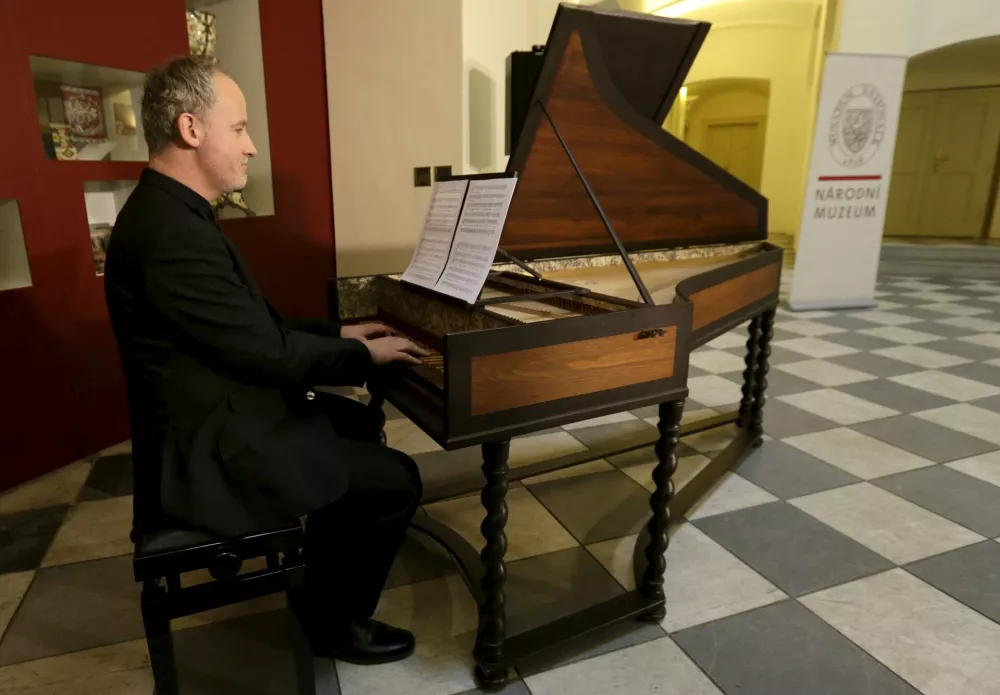 Musician Lukas Vendl plays a recently discovered music manuscript composed by Wolfgang Amadeus Mozart and Antonio Salieri is seen in Prague, Czech Republic, February 16, 2016. The long-lost composition by Mozart and Salieri was performed for the first time on Tuesday after a musicologist discovered the piece in the reserve collection of the Czech national music museum. REUTERS/David W Cerny / Foto: David W Cerny