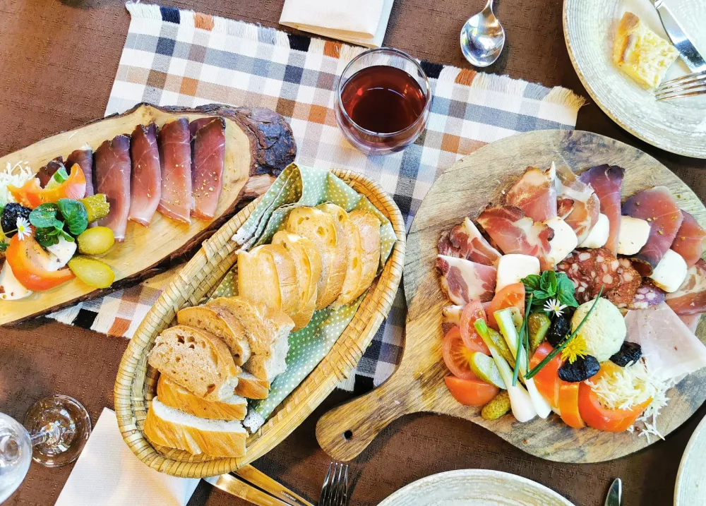 Hladne mesnine s prekmursko &scaron;unko v glavni vlogi, Na Jasi / Foto: Miha First