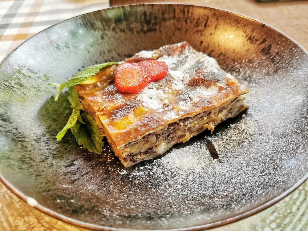 Zavitek z jabolki in makom / Foto: Miha First