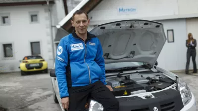 Andrej Pečjak, inovator - konstruktor električnega vozila Dacia Sandero, ki je s francoskim sovoznikom Fredericom Mlynarzickom v svoji EV daciji sandero na 14. reliju Monte Carlo des enegies nouvelles osvojil skupno zmago v porabi in prvo mesto med električnimi vozili.      //FOTO: Jaka Gasar / Foto: Jaka Gasar